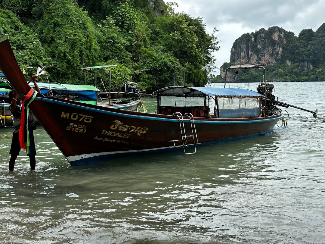 découvrez les croisières en thaïlande : paysages magnifiques, plages paradisiaques et culture riche pour une aventure inoubliable en mer.