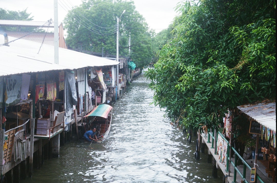 informations et mises à jour sur les inondations en thaïlande, leurs impacts, les zones touchées et les mesures de prévention.