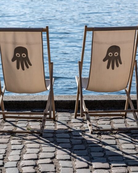 découvrez la signification et l'importance de la courtoisie dans les interactions sociales et professionnelles.