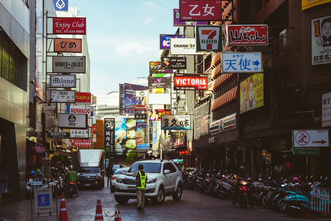 découvrez les règles et réglementations concernant la vente d'alcool en thaïlande, incluant les horaires, les types de boissons alcoolisées disponibles et les restrictions légales.