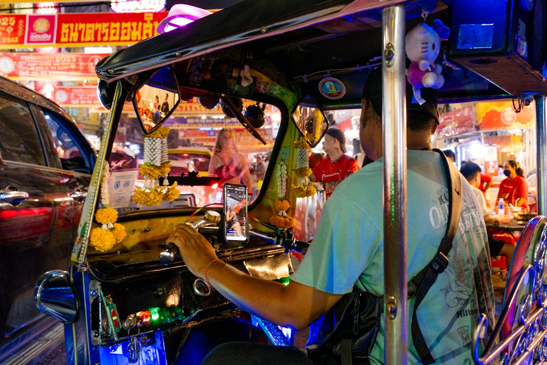 découvrez les règles et régulations concernant la vente d'alcool en thaïlande, y compris les horaires, les lieux autorisés et les restrictions légales.