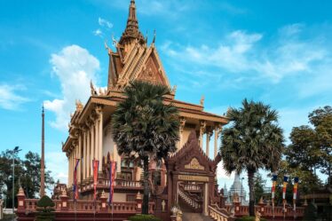 découvrez les causes, le déroulement et les implications du conflit entre la thaïlande et le cambodge, ainsi que ses impacts sur la région et les relations bilatérales.