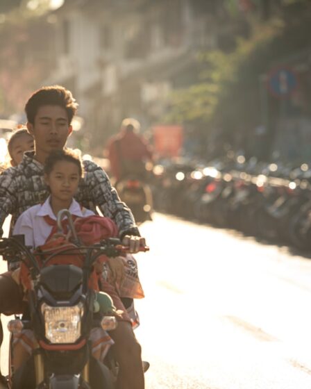 conseils essentiels de sécurité pour les voyageurs entre la thaïlande et le cambodge, incluant les précautions à prendre face aux conflits et les zones à éviter.