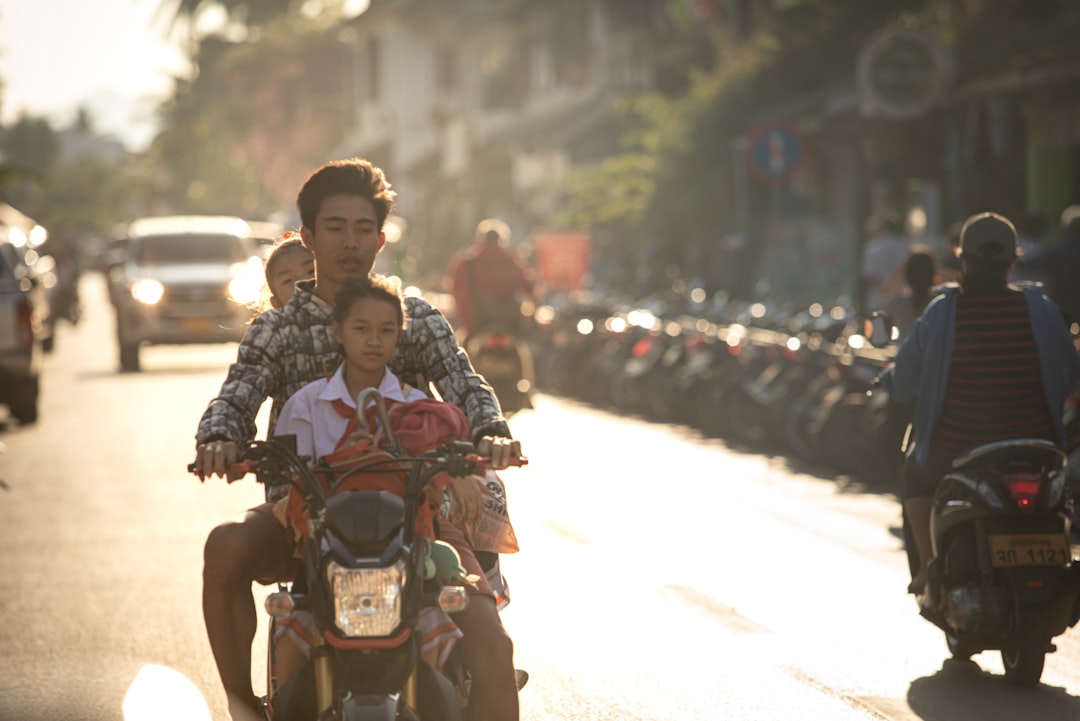 conseils essentiels de sécurité pour les voyageurs entre la thaïlande et le cambodge, incluant les précautions à prendre face aux conflits et les zones à éviter.