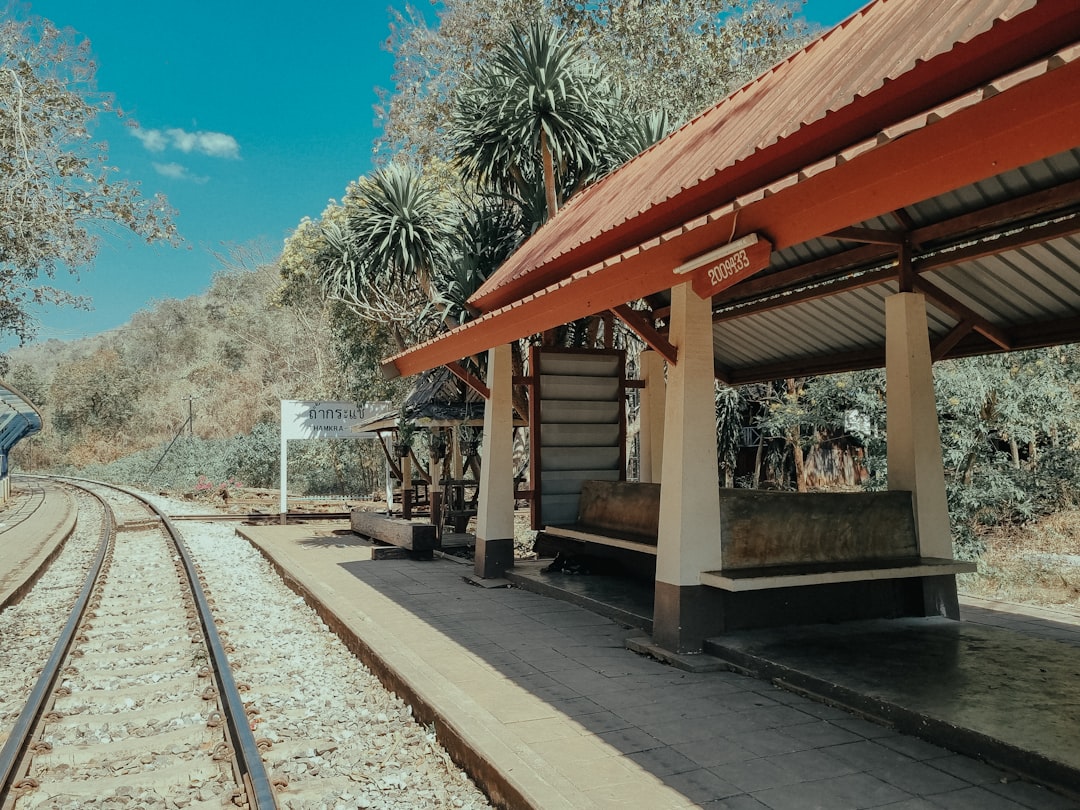 découvrez le voyage en train en thaïlande, une expérience unique entre paysages magnifiques et culture locale authentique.