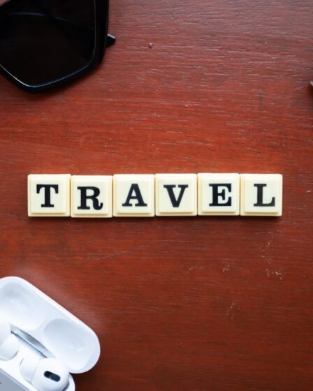 conseils pratiques pour voyager en toute sécurité avec le diabète : gestion de l'insuline, alimentation adaptée et précautions indispensables.