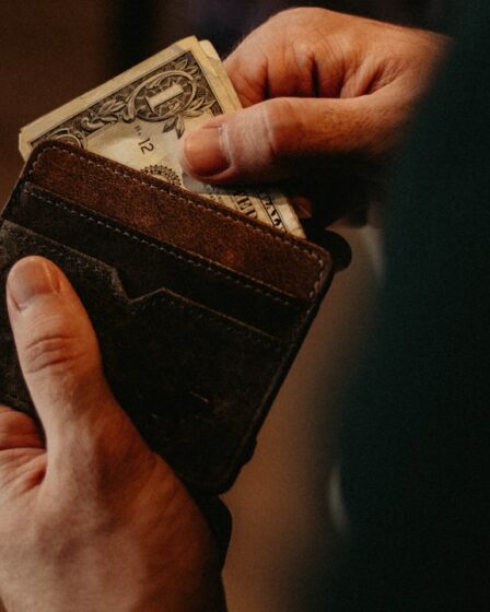 découvrez les différentes formes d'arnaques (scams), comment les reconnaître et les éviter pour protéger vos informations personnelles et financières.